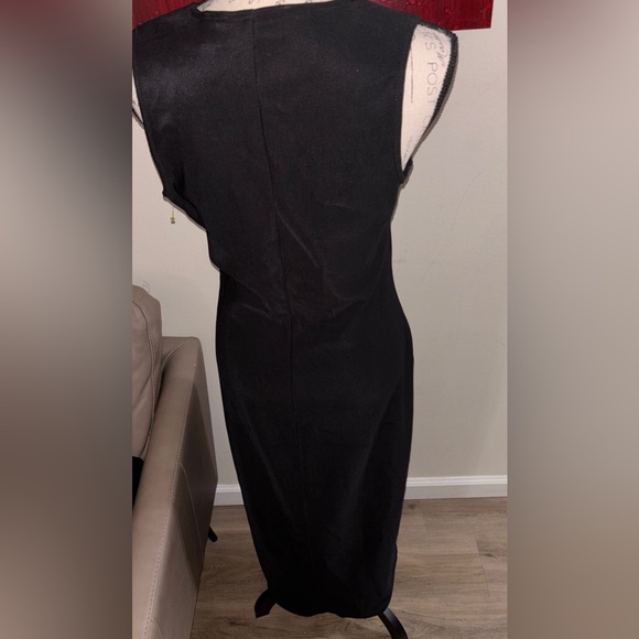 Elegant Black Dress - Picture 2 of 3